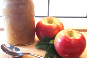 Apple Sauce in mason jar with 2 apples